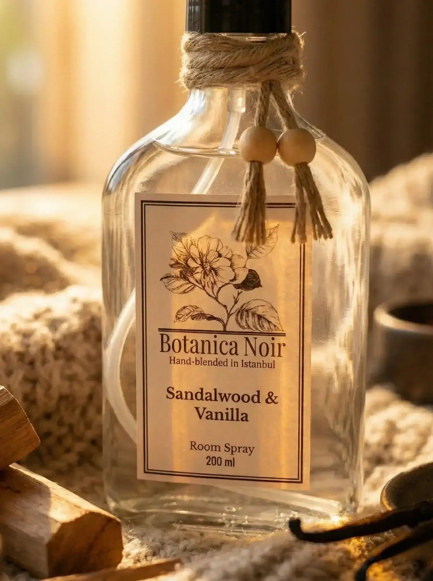 Sandalwood ve vanilya aromalı oda spreyi, ahşap detaylar ve doğal bir ortamda.