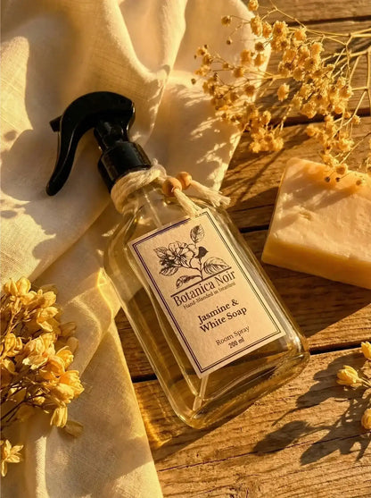 Ahşap zeminde yasemin ve beyaz sabun oda spreyi, sabun ve kuru çiçekler, doğal dekor