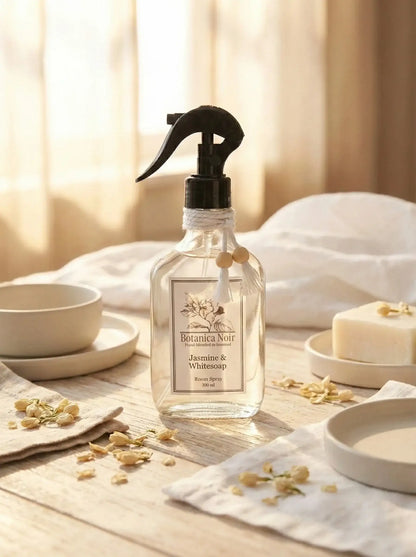 Jasmine ve beyaz sabun oda spreyi, doğal ışıklı ortamda, çiçek ve sabun eşliğinde
